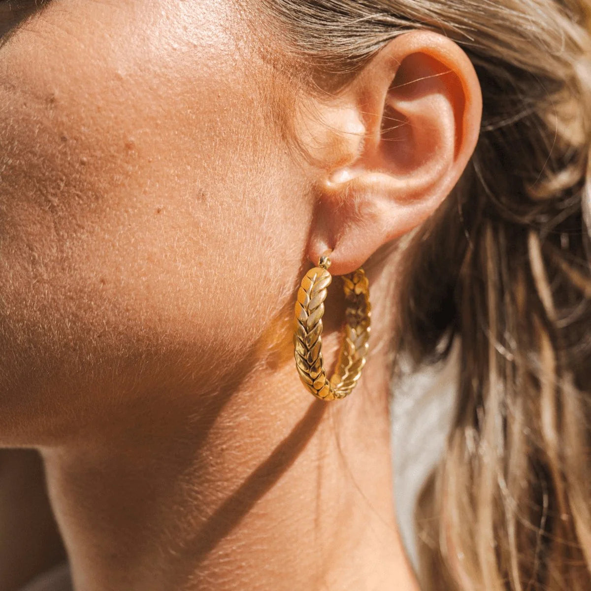 Braided hoop earring Gold